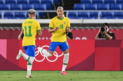 Brazil's forward Richarlison (R) celebrates with Brazil's forward Antony after opening the scoring during the Tokyo 2020 Olympic Games men's group D first round football match between Brazil and Germany at the Yokohama International Stadium in Yokohama on July 22, (Photo by DANIEL LEAL-OLIVAS / AFP)Editoria: SPOLocal: YokohamaIndexador: DANIEL LEAL-OLIVASSecao: soccerFonte: AFPFotógrafo: STF<!-- NICAID(14841363) -->