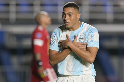 Gremio's forward #95 Carlos Vinicius celebrates after scoring the opening goal from the penalty spot during the Copa Sudamericana group stage football match between Argentina's Deportivo Riestra and Brazil's Gremio at the Pedro Bidegain stadium in Buenos Aires on May 5, 2026. (Photo by JUAN MABROMATA / AFP)Editoria: SPOLocal: Buenos AiresIndexador: JUAN MABROMATASecao: soccerFonte: AFPFotógrafo: STF<!-- NICAID(16279448) -->