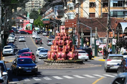 GRAMADO, RS, BRASIL, 02/11/2021. Movimento no feriado de Finados, em Gramado, durante o Natal Luz. Na foto, vista da Avenida das Hortências. (Porthus Junior/Agência RBS)<!-- NICAID(14930944) -->