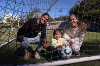 PORTO ALEGRE, RS, BRASIL, 27-04-2026: O Internacional tem duas atletas que são casadas, a Sole Jaimes e a Kelly Chiavaro. Elas têm uma filha, a Aurora, de dois anos, e foram case de reportagem sobre o dia das mães. Foto: Bruno Todeschini/Agência RBS<!-- NICAID(16274275) -->