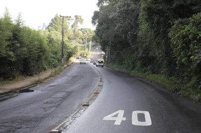 CAXIAS DO SUL, RS, BRASIL. 02.06.2025. Rua Luiz Covolan recebe marcação de velocidade próximo às câmeras do cercamento eletrônico.<!-- NICAID(16050830) -->