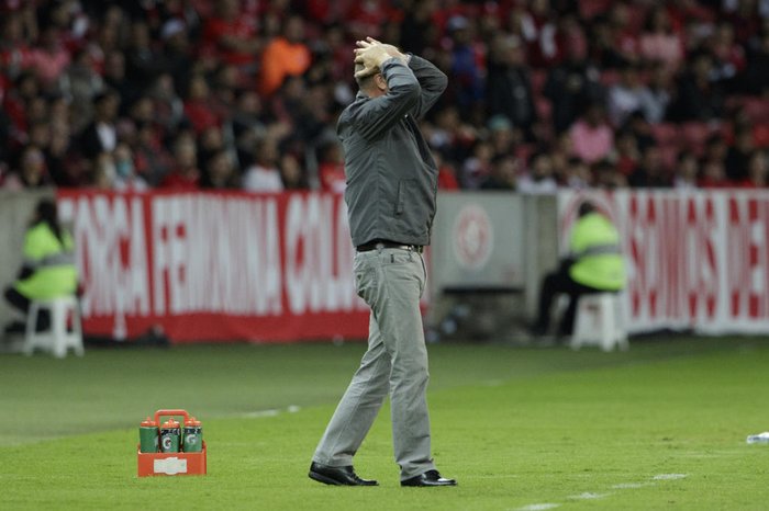 Técnico Mano Menezes foi vaiado pela torcida ao final do jogo