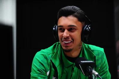 CAXIAS DO SUL, RS, BRASIL, 31/05/2022. Vitor Mendes, zagueiro do Juventude, participa do programa Show dos Esportes no estúdio da Rádio Gaúcha Serra. (Porthus Junior/Agência RBS)<!-- NICAID(15111876) -->