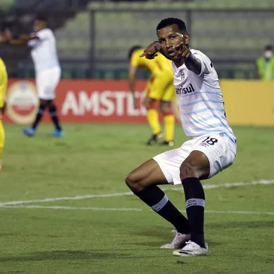 Brazil's Gremio Leo Chu celebrates after scoring against Venezuela's Aragua during the Copa Sudamericana football tournament group stage match at the UCV Olympic Stadium in Caracas, on May 20, 2021. (Photo by MANAURE QUINTERO / POOL / AFP)Editoria: SPOLocal: CaracasIndexador: MANAURE QUINTEROSecao: soccerFonte: POOLFotógrafo: STR<!-- NICAID(14789037) -->