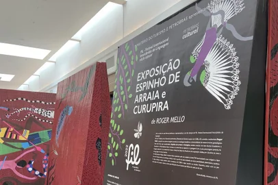 Como forma de oportunizar o contato com a cultura, o Shopping Villagio Caxias sedia a exposição “Espinho de Arraia e Curupira”, do escritor e ilustrador brasiliense Roger Mello. A mostra é uma realização do Instituto de Leitura Quindim e permanecerá para visitação até 31 de julho, de forma gratuita.A proposta é baseada nos livros “Curupira” (nova edição) e “Espinho de arraia”, lançados em 2022 e 2023, respectivamente, pela Global Editora. As obras revelam nuances de dois biomas brasileiros: a Mata Atlântica e a Amazônia, nas quais o humano e o animal são inseparáveis, e a paisagem é em si uma forte personagem.<!-- NICAID(15487024) -->
