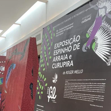 Como forma de oportunizar o contato com a cultura, o Shopping Villagio Caxias sedia a exposição “Espinho de Arraia e Curupira”, do escritor e ilustrador brasiliense Roger Mello. A mostra é uma realização do Instituto de Leitura Quindim e permanecerá para visitação até 31 de julho, de forma gratuita.A proposta é baseada nos livros “Curupira” (nova edição) e “Espinho de arraia”, lançados em 2022 e 2023, respectivamente, pela Global Editora. As obras revelam nuances de dois biomas brasileiros: a Mata Atlântica e a Amazônia, nas quais o humano e o animal são inseparáveis, e a paisagem é em si uma forte personagem.<!-- NICAID(15487024) -->
