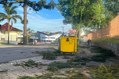 Temporal provoca estragos no bairro Santa Catarina, em Caxias do Sul. Trânsito fica bloqueado na Rua Matteo Gianella em frente à igreja.<!-- NICAID(15643978) -->