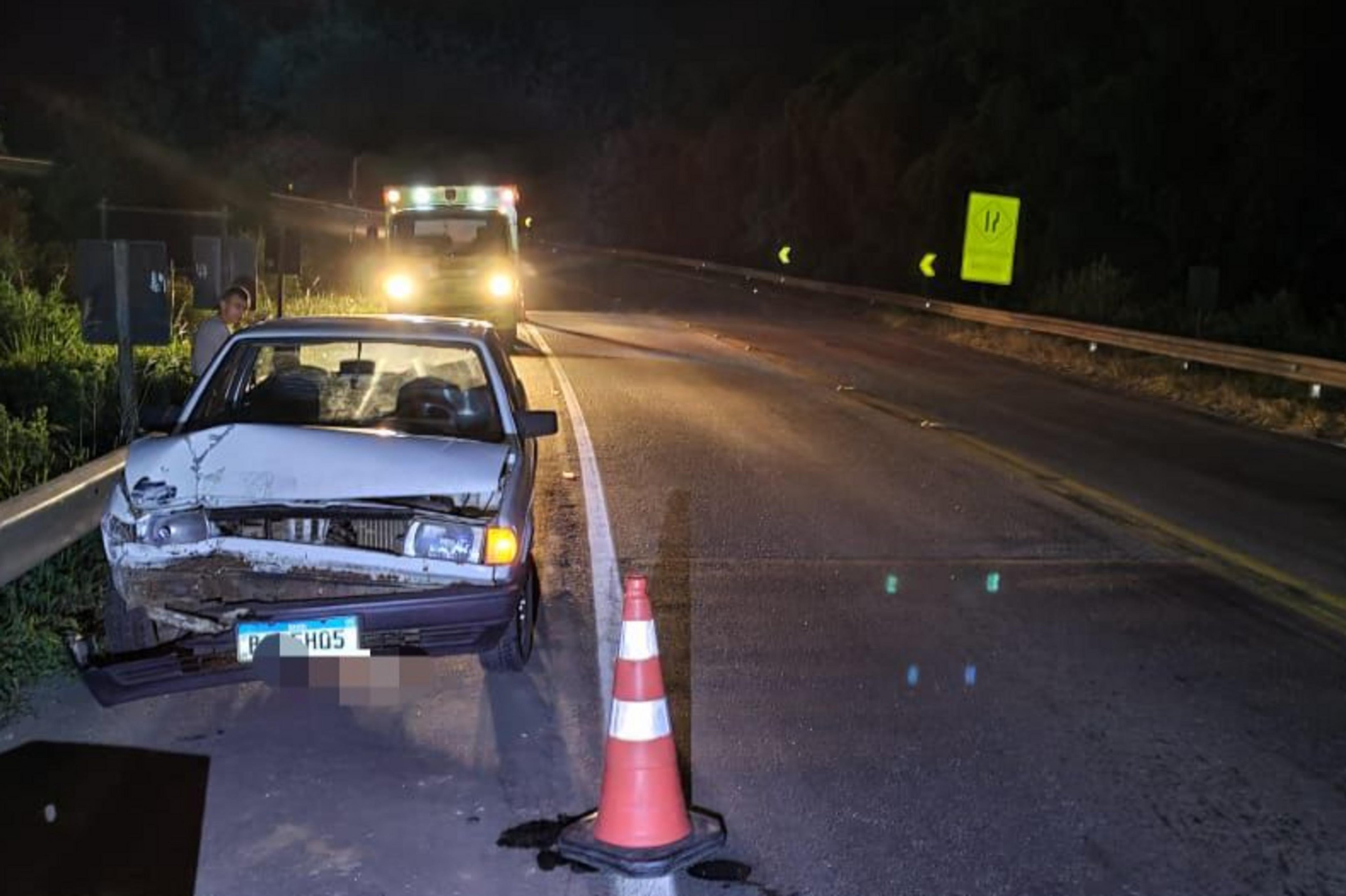 Carro colide contra defensa met&aacute;lica na BR-392, em Cangu&ccedil;u