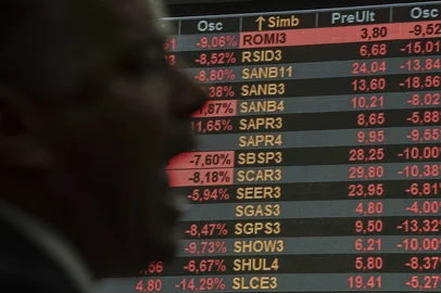 Picture of the index chart an the electronic board at the Sao Paulo Stock Exchange (B3), in Sao Paulo, Brazil, on May 18, 2017.Brazilian financial markets plummeted on opening Thursday in the wake of a bombshell report that President Michel Temer approved paying hush money to a corrupt politician. The real fell 5.46 percent against the dollar to 3.315, down from 3.134 at closing Wednesday, CMA consultants said. / AFP PHOTO / Nelson ALMEIDAEditoria: FINLocal: Sao PauloIndexador: NELSON ALMEIDASecao: foreign exchange marketFonte: AFPFotógrafo: STF<!-- NICAID(12920150) -->