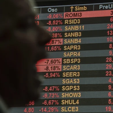 Picture of the index chart an the electronic board at the Sao Paulo Stock Exchange (B3), in Sao Paulo, Brazil, on May 18, 2017.Brazilian financial markets plummeted on opening Thursday in the wake of a bombshell report that President Michel Temer approved paying hush money to a corrupt politician. The real fell 5.46 percent against the dollar to 3.315, down from 3.134 at closing Wednesday, CMA consultants said. / AFP PHOTO / Nelson ALMEIDAEditoria: FINLocal: Sao PauloIndexador: NELSON ALMEIDASecao: foreign exchange marketFonte: AFPFotógrafo: STF<!-- NICAID(12920150) -->