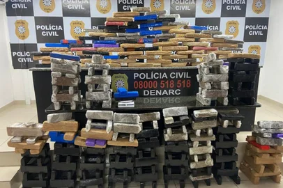 A Polícia Civil, por meio da 2ª Delegacia de Investigações do Narcotráfico do Departamento Estadual de Investigações do Narcotráfico (2ª DIN/Denarc), apreendeu cerca de 175 quilos de maconha em uma pequena casa na Estrada Costa Gama, na zona sul de Porto Alegre. A droga, apreendida nesta terça-feira (01), está avaliada em R$ 200 mil.<!-- NICAID(15254782) -->