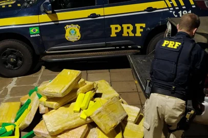 O motorista de uma caminhonete L200 foi preso após perseguição da Polícia Rodoviária Federal (PRF) no município de Esmeralda, na Serra, na noite de quinta-feira (4). Segundo a PRF, ele trafegava com 528 quilos de maconha<!-- NICAID(14707762) -->