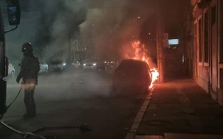 Carro foi incendiado na João Alfredo, na Cidade Baixa. Dona do veículo pediu medida protetiva contra o ex-namorado, que é o principal suspeito. Foto: Matheus Pé/Arquivo Pessoal<!-- NICAID(16154109) -->