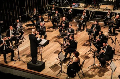 O concerto “Sons da Nossa Terra" conta com a participação dos solistas Karina Dante, Rafa De Boni e Maicon CassânegoA Orquestra Municipal de Sopros de Caxias do Sul apresentará o concerto "Sons da Nossa Terra" no dia 25 de fevereiro, às 15h, no palco do pavilhão 2, ao lado do restaurante Tulipa, na Festa Nacional da Uva 2024. A banda sinfônica que tem como principal objetivo estimular a apreciação da música arte, envolverá o público com um repertório diversificado trazendo músicas folclóricas, temas de filmes, gaúchas, entre outras. FOTO: cantora Karina Dante<!-- NICAID(15683087) -->