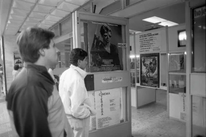Fachada do Cinema Cacique, localizado na Rua da Praia, Centro Histórico de Porto Alegre, em agosto de 1986.Filme em cartaz: Cobra, com Sylvester Stallone.O filme foi censurado.-#ENVELOPE: 47220<!-- NICAID(16354002) -->