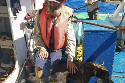 Australiano Tim Shaddock, 54 anos, e a cachorra Bella que ficaram à deriva por mais de dois meses foram resgatado na noite de 17 de julho de 2023 por uma embarcação da empresa mexicana Grupomar.<!-- NICAID(15486449) -->