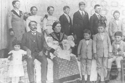 Luigi Innocente Reolon, a esposa Rosa Bertuol e os filhos. Da esquerda para a direita estão Elisa, Itália, Ercília, Guilherme, Adolfo, Maximiliano, Afonso, Dionísio, Cândido, Cério e Vilma. No colo de Rosa estão os gêmeos Lucinda e Lucindo - posteriormente nasceu Lidérico Décimo Quarto Reolon.<!-- NICAID(16148568) -->
