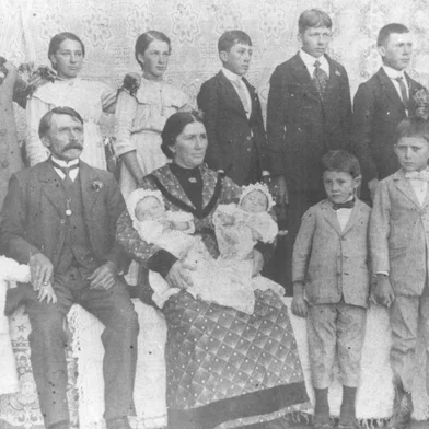 Luigi Innocente Reolon, a esposa Rosa Bertuol e os filhos. Da esquerda para a direita estão Elisa, Itália, Ercília, Guilherme, Adolfo, Maximiliano, Afonso, Dionísio, Cândido, Cério e Vilma. No colo de Rosa estão os gêmeos Lucinda e Lucindo - posteriormente nasceu Lidérico Décimo Quarto Reolon.<!-- NICAID(16148568) -->