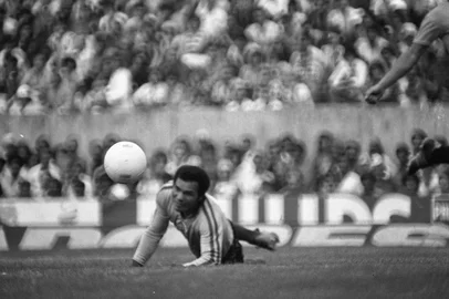 Goleiro Manga, do S.C. Internacional, em 1976.Campeonato Brasileiro de 1976.Inter 2 x 0 Corinthians-CRÉDITO: Santos, Agência RBS, 12/12/1976.-#ENVELOPE: 118213<!-- NICAID(13318918) -->