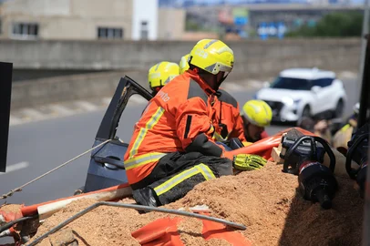 PORTO ALEGRE, RS, BRASIL, 07-10-2025: Carreta carregada de serragem tomba e deixa mulher soterrada no acesso à BR-448, em Porto Alegre . Foto: Ronaldo Bernardi/Agência RBS<!-- NICAID(16140839) -->