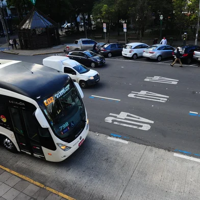CAXIAS DO SUL, RS, BRASIL, 10/09/2021. Plano de Mobilidade de Caxias não ficará pronto no prazo estipulado em lei federal. Ausência de documento após data limite impede acesso a recursos para obras viárias. Na foto, movimento de ônibus urbano (Visate). (Porthus Junior/Agência RBS)<!-- NICAID(14886867) -->