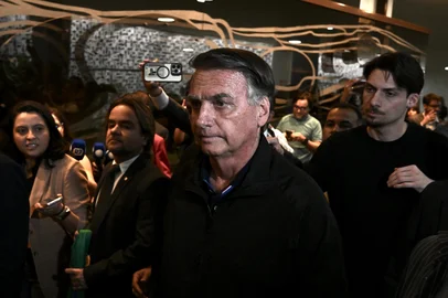 Former Brazilian President Jair Bolsonaro (C) arrives at the National Congress to meet Liberal Party lawmakers in Brasília on July 21, 2025. (Photo by EVARISTO SA / AFP)Editoria: POLLocal: BrasíliaIndexador: EVARISTO SASecao: parties and movementsFonte: AFPFotógrafo: STF<!-- NICAID(16084749) -->