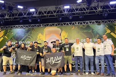 O La Birra é prata no Concurso Brasileiro de Cervejas 2025. Realizado nesta quarta-feira, em Blumenau (SC), a cervejaria conquistou 12 premiações. São quatro medalhas de ouro, quatro medalhas de prata e quatro medalhas de bronze. O resultado deu ao La Birra o título de segunda melhor cervejaria do Brasil.<!-- NICAID(15994795) -->
