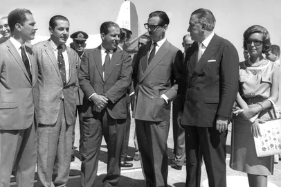 No aeroporto, da esq p dir: Ney Braga (PR), Leonel Brizola (RS), João Goulart (vice pres), Janio Quadros (presidente), Celoso Ramos (SC) e Dna. Neuza Goulart Brizola  <!-- NICAID(14807837) -->