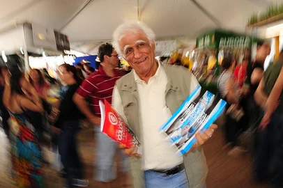 Auógrafos do Ziraldo na Feira do Livro.Indexador:                                 <!-- NICAID(6295695) -->