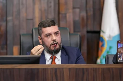 O presidente da Assembleia Legislativa do Rio de Janeiro (Alerj), deputado estadual Rodrigo Bacellar (União Brasil), foi preso nesta quarta-feira (3) pela Polícia Federal (PF) na Operação Unha e Carne. Segundo a PF, Bacellar é suspeito de ter vazado informações sigilosas da Operação Zargun, deflagrada em setembro, em que o então deputado estadual TH Joias foi preso.<!-- NICAID(16179230) -->