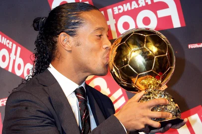 EMBARGO-FBL-EUR-AWARD-RONALDINHOATTENTION EMBARGO - DO NOT USE BEFORE 1930GMT - DO NOT USE BEFORE 1930GMTBrazilian Barcelona midfielder Ronaldinho poses with his trophy after being awarded as 50th Ballon d'Or (Golden Ball), for best football player of the year, 28 November 2005 in Paris. Ronaldinho becomes the third Brazilian to win the award after compatriots Ronaldo in 1997 and 2002, and Rivaldo in 1999.     AFP PHOTO FRANCK FIFE (Photo by FRANCK FIFE / AFP)Editoria: SPOLocal: ParisIndexador: FRANCK FIFESecao: soccerFonte: AFP<!-- NICAID(15898165) -->