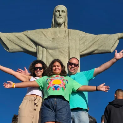 Destinos com calor e no nordeste são os preferidos dos caxienses para as férias de inverno. Na foto, Marcelo, a esposa Carla e a filha Amanda Antunes no Rio de Janeiro<!-- NICAID(16325139) -->