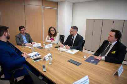 A Prefeitura de Caxias do Sul, por meio da Secretaria Municipal da Saúde (SMS), segue em busca de recursos para a manutenção de leitos abertos no Hospital Geral (HG) em 2024. O diretor geral e jurídico da SMS, Mário Gregoire Taddeucci, participou de reunião em Brasília na terça-feira (03/12), junto do CEO da Fundação Universidade de Caxias do Sul (Fucs), Germano Schwartz. Eles foram recebidos por Felipe Proenço, Secretário da Atenção Primária em Saúde, e representantes da Secretaria de Atenção Especializada à Saúde (SAES). A deputada federal Denise Pessôa também participou. No encontro, foi informado que o governo federal mantém o acordo de incorporar o Teto MAC para manutenção dos leitos.<!-- NICAID(15928727) -->