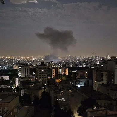 This handout photo released by Iran's Revolutionary Guard Corps (IRGC) official Sepah News Telegram channel on June 13, 2025 shows smoke billowing from a site reportedly targeted by an Israeli strike in the Iranian capital Tehran early in the morning. Israeli Prime Minister Benjamin Netanyahu said in a video statement in the early hours of June 13 that Israel carried out strikes on Iran and the military operation against the Islamic republic would  "continue for as many days as it takes". (Photo by SEPAH NEWS / AFP) / RESTRICTED TO EDITORIAL USE - MANDATORY CREDIT "AFP PHOTO / SEPAH NEWS  " - NO MARKETING NO ADVERTISING CAMPAIGNS - DISTRIBUTED AS A SERVICE TO CLIENTSEditoria: WARLocal: TehranIndexador: -Secao: conflict (general)Fonte: SEPAH NEWSFotógrafo: Handout<!-- NICAID(16059373) -->
