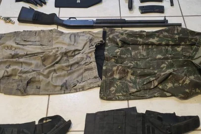 Um homem morreu em confronto com policiais e sete suspeitos foram presos na madrugada desta sexta-feira (11.04.2025), em Riozinho, no Vale do Paranhana.<!-- NICAID(16014870) -->