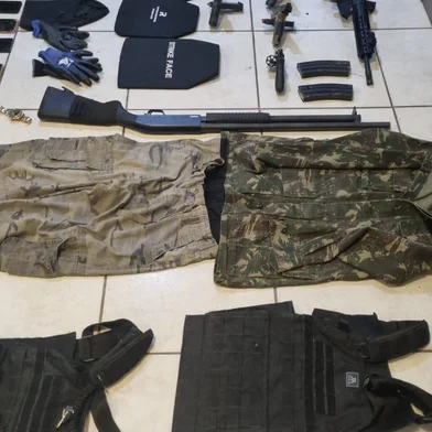 Um homem morreu em confronto com policiais e sete suspeitos foram presos na madrugada desta sexta-feira (11.04.2025), em Riozinho, no Vale do Paranhana.<!-- NICAID(16014870) -->