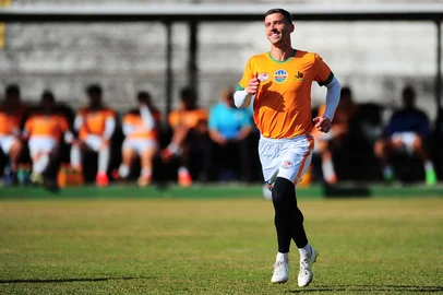 VERANÓPOLIS, RS, BRASIL, 10/07/2025. Treino do Veranópolis no estádio Antônio David Farina. O VEC está disputando Campeonato Gaúcho Série A2, Divisão de Acesso. Na foto, volante Renan Metz. (Porthus Junior/Agência RBS)<!-- NICAID(16078432) -->