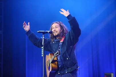 Vitor Kley faz show na escolha da rainha e princesas da Festa da Uva 2026