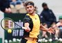 Tsitsipas cede set, mas avança à 3ª rodada de Roland Garros