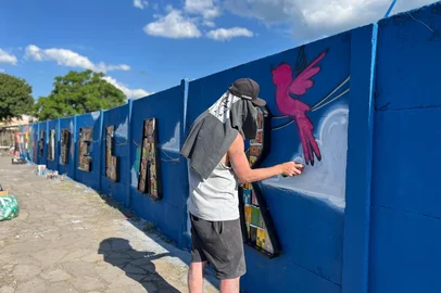 Juliane Ribas / Divulgação Muro do Aeroporto Hugo Cantergiani é revitalizado com obras de artistas caxienses<!-- NICAID(16168884) -->
