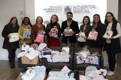 A solidariedade de voluntários possibilitou a confecção de mais de 500 peças de roupas, totalizando 109 kits de inverno que foram entregues para o Hospital Geral (HG) de Caxias do Sul nesta semana. A ação foi desencadeada pelo Núcleo Setorial TEIA – Rede de Trabalho Artesanal da Microempa, numa parceria com a Prefeitura de Caxias do Sul, por meio do Banco do Vestuário da Secretaria Municipal de Desenvolvimento Econômico e Inovação. <!-- NICAID(15489565) -->