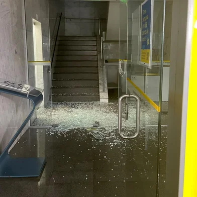 Uma agência do Banco do Brasil foi arrombada na madrugada desta sexta-feira (16), na Zona Norte de Porto Alegre. O local fica na Rua Antônio Joaquim Mesquita, entre a Rua João Vale e a própria Antônio Joaquim Mesquita, nas proximidades da Avenida Assis Brasil.<!-- NICAID(16388642) -->