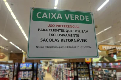 Thaina Martins / RBS TV Procon começa fiscalização de caixas preferenciais para quem usa sacolas retornáveis em supermercados de Rio Grande<!-- NICAID(16164858) -->