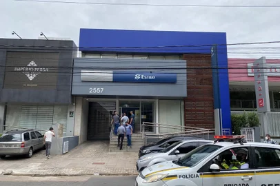 PORTO ALEGRE, RS, BRASIL, 18/03/2021 - Imagens de Polícia Civil e Peritos em frente à Agência do Banco do Brasil Estilo que foi assaltada nesta manhã na Capital. Foto: Jefferson Botega  / Agencia RBS<!-- NICAID(14737834) -->