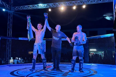 Atletas de Bento Gonçalves se destacam em competição gaúcha de MMA. Luiz Cacchorros, no amador, e Guilherme Borges, no profissional, garantiram vitórias para a Garra Team ao nocautear os adversários<!-- NICAID(16145285) -->