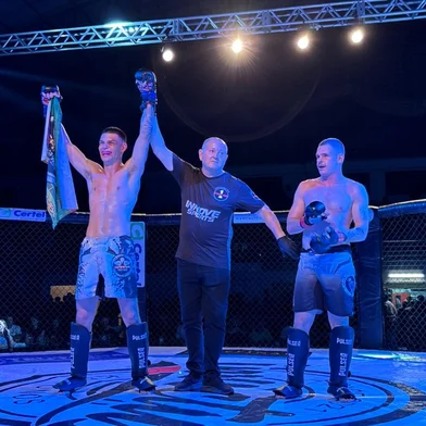 Atletas de Bento Gonçalves se destacam em competição gaúcha de MMA. Luiz Cacchorros, no amador, e Guilherme Borges, no profissional, garantiram vitórias para a Garra Team ao nocautear os adversários<!-- NICAID(16145285) -->