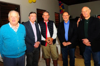 CAXIAS DO SUL, RS, BRASIL, 19/05/2023. Comemoração dos 60 anos da União das Associações de Bairros (UAB) de Caxias do Sul, que aconteceu na sede da entidade com a presença de ex-presidentes e ex-prefeitos. Na foto, Mansueto Serafini Filho, Adiló Didomenico, Alceu Barbosa Velho, José Ivo Sartori e Gilberto Spier Vargas (Pepe Vargas). (Porthus Junior/Agência RBS)Indexador: Porthus Junior                  <!-- NICAID(15433624) -->