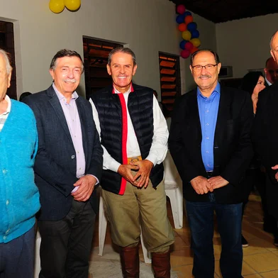 CAXIAS DO SUL, RS, BRASIL, 19/05/2023. Comemoração dos 60 anos da União das Associações de Bairros (UAB) de Caxias do Sul, que aconteceu na sede da entidade com a presença de ex-presidentes e ex-prefeitos. Na foto, Mansueto Serafini Filho, Adiló Didomenico, Alceu Barbosa Velho, José Ivo Sartori e Gilberto Spier Vargas (Pepe Vargas). (Porthus Junior/Agência RBS)Indexador: Porthus Junior                  <!-- NICAID(15433624) -->