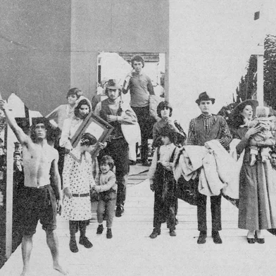 Além de pautar a Festa da Uva de 1975, o centenário da imigração italiana também rendeu uma badalada solenidade em Nova Milano, o chamado berço da colonização.. Foi em 20 de maio de 1975, quando o presidente Ernesto Geisel retornou a Serra para uma intensa agenda em Farroupilha e Caxias.Na foto: representação simbólica da chegada dos primeiros imigrantes, com a participação de moradores locais, do corpo de baile da Escola de Balé Dora Rezende Fabião e do CTG Rincão da Lealdade.Detalhe: o professor, pesquisador e estudioso da imigração Ary Trentin participou da encenação trajado como um imigrante vêneto (na foto acima, à direita).<!-- NICAID(16012765) -->
