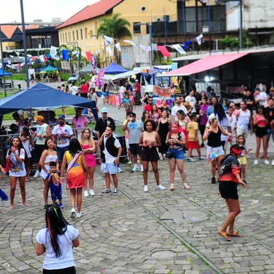 CAXIAS DO SUL, RS, BRASIL, 04/02/2024. Pré-Carnaval de Caxias, com a Escola de Samba Unidos do É o Tchan, na Praça das Feiras, bairro São Pelegrino. (Porthus Junior/Agência RBS)<!-- NICAID(15669486) -->